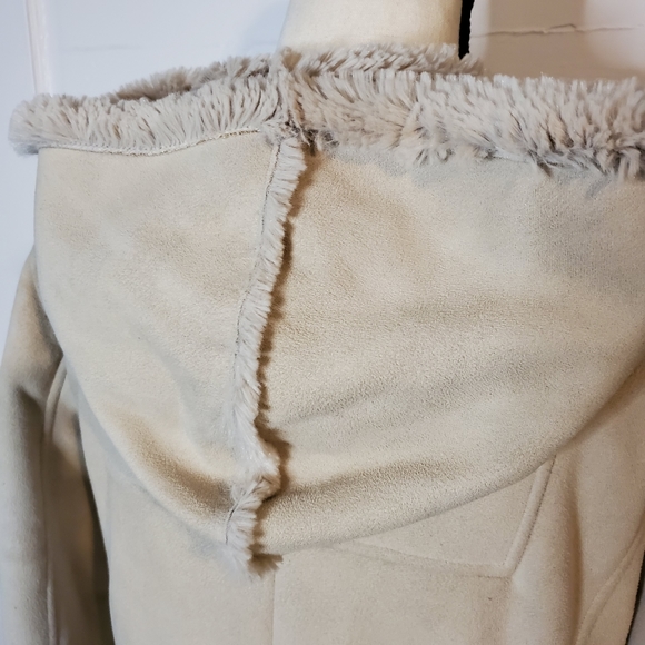 Jones New York Small Suade & Faux Fur Coat. - Picture 8 of 13